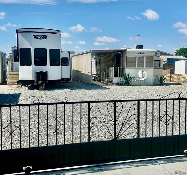 Foto del edificio - 13617 E 49th St