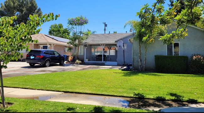 Foto del edificio - 9948 Bevis Ave