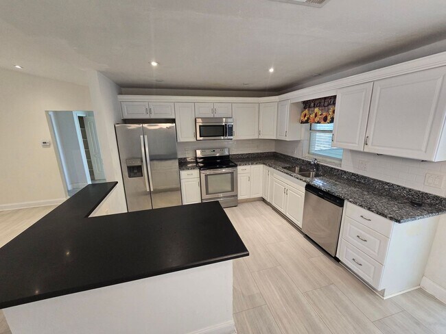 Foto del edificio - 3 Bedroom W/ Den + Office Space + 2 Car Garage and Fenced in Yard - Annual Rental