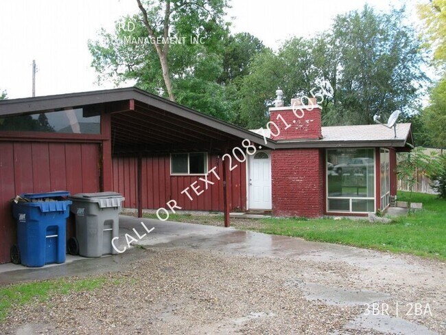 Building Photo - Retro Farm House Style of the 1950 located...