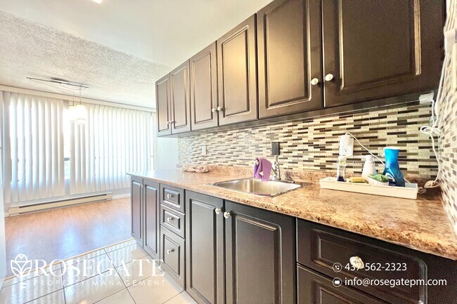 Photo du bâtiment - Spacious 2-Bedroom Apartment in Prime Lond...