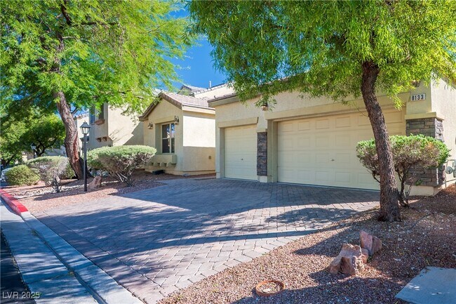 Foto del edificio - 8133 Chestnut Hollow Ave