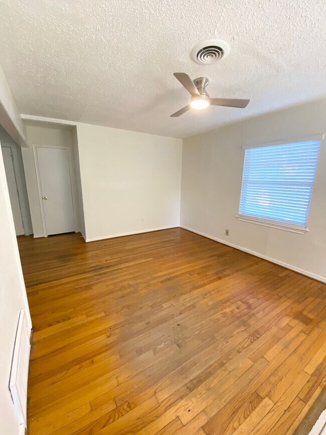 Building Photo - 2119 Glenhaven St