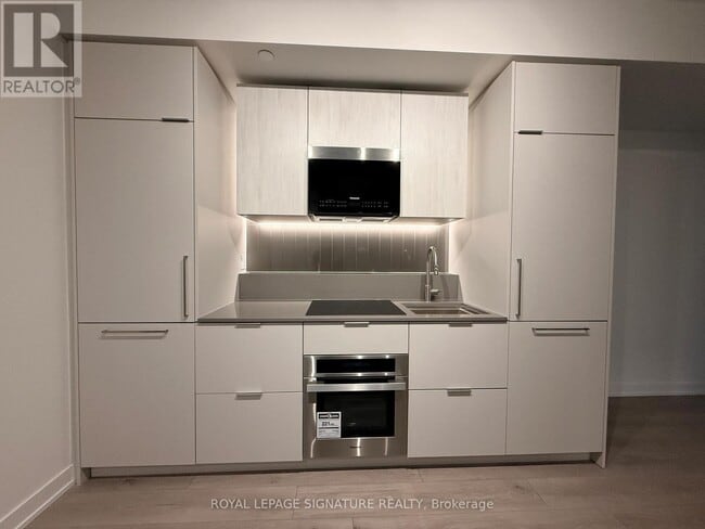 Photo du bâtiment - 1 Fairview Rd E