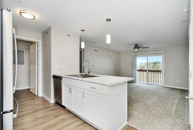 Building Photo - Golden Ridge