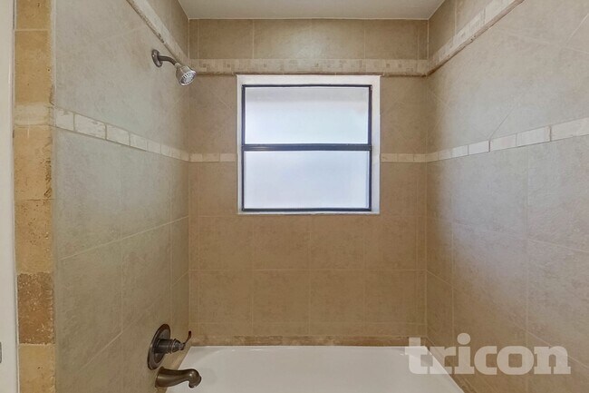 Foto del edificio - 7724 Grassland Dr