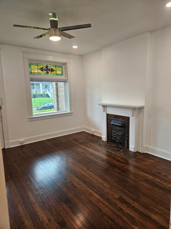 Chimenea del salón (no funciona y está sellada). - 3914 S Madison Ave