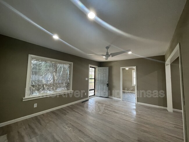 Building Photo - 6933 Spruce Ave