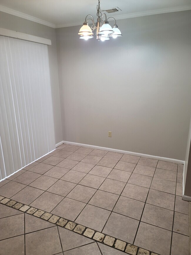 Dining area - 696 Tyner St