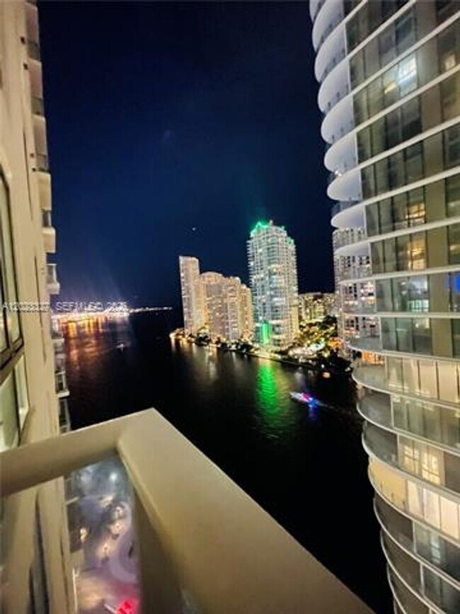 Building Photo - 300 S Biscayne Blvd