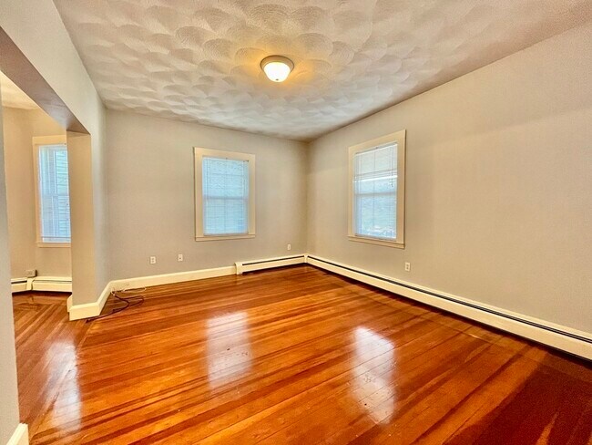 Foto del edificio - 118-120 Paul Revere Rd