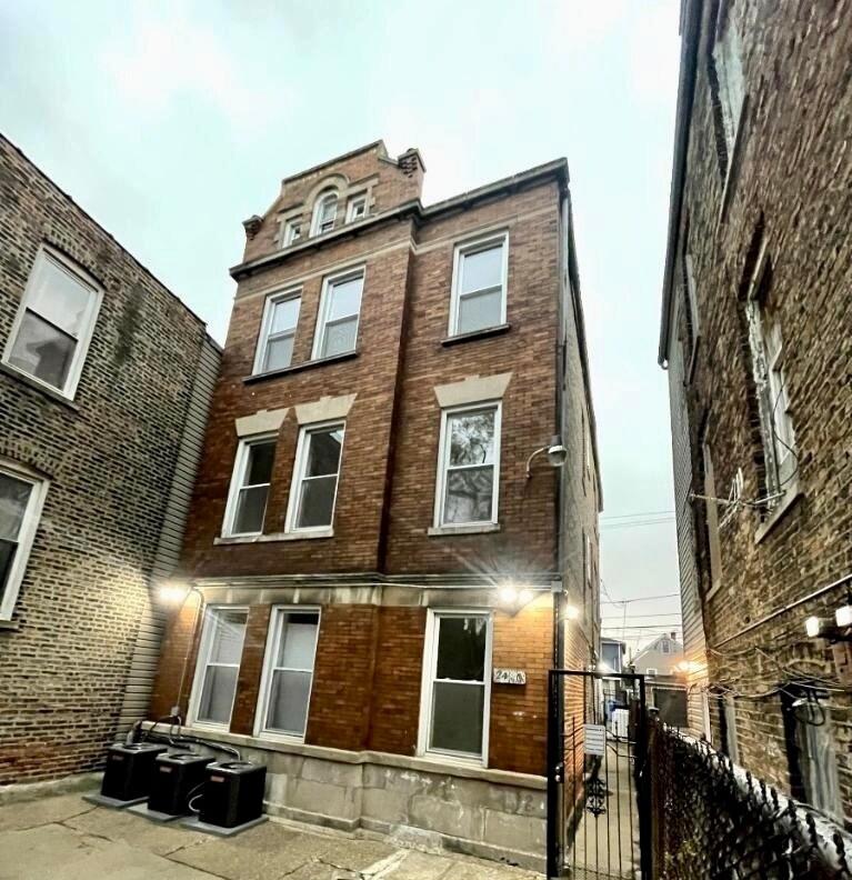 2420 S Sawyer Ave Unit 3, Chicago, IL 60623 Room for Rent in Chicago