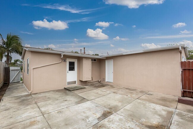 Foto del edificio - *** OCEANSIDE OASIS 2/1 WITH GARAGE, NEWLY...