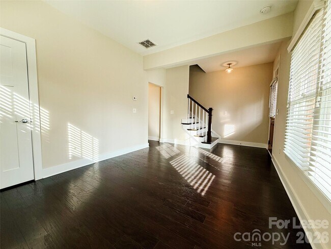 Building Photo - 1424 W 4th St