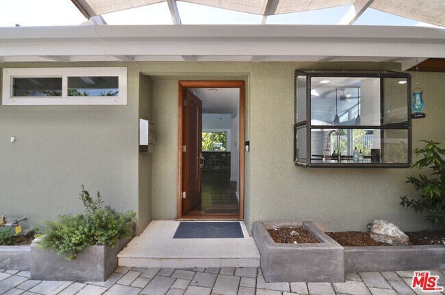 Foto del edificio - 9342 Debra Ave