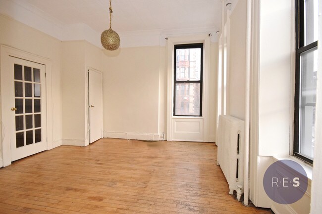 Building Photo - 210 7th Ave