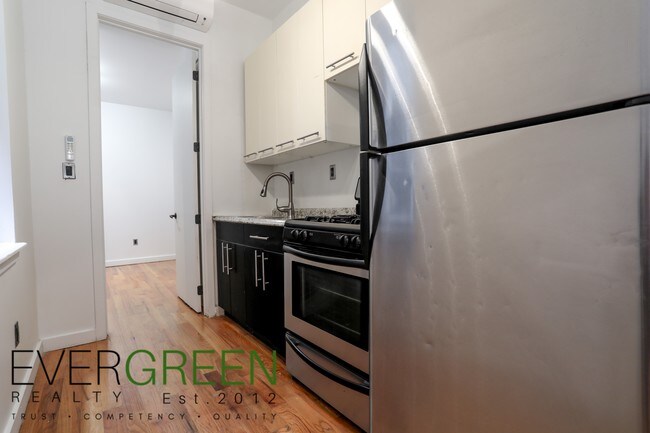 Building Photo - 913 St Johns Pl