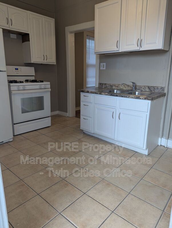 Building Photo - 605 Van Buren Ave