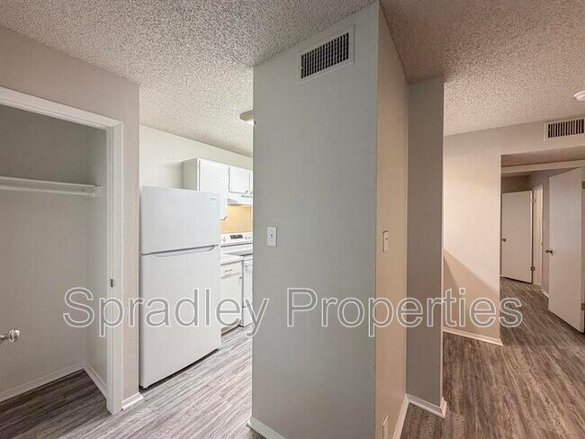 Foto del edificio - 120 W Main St