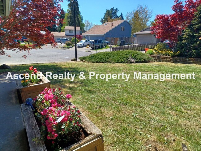 Building Photo - Remodeled Ranch on CuldeSac Large Fenced B...