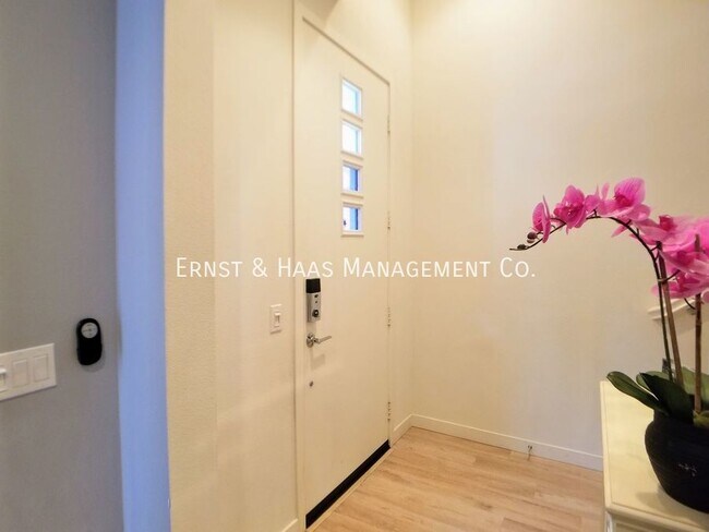 Building Photo - Beautifully Designed Tri-Level Townhouse i...