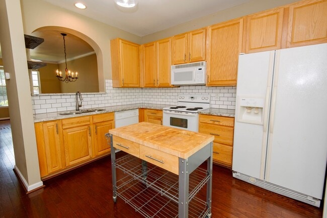 Building Photo - Gorgeous Townhome Available early August!