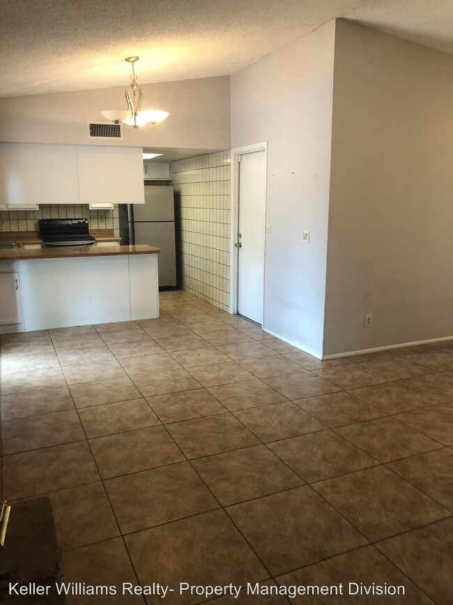 Building Photo - 2209 W Los Arboles Pl