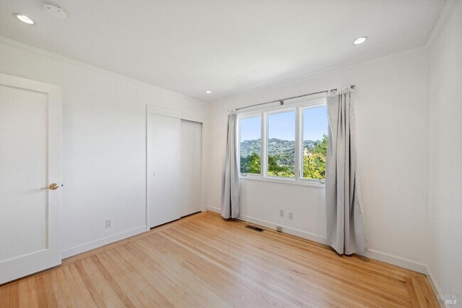Building Photo - 125 Bayview Ave