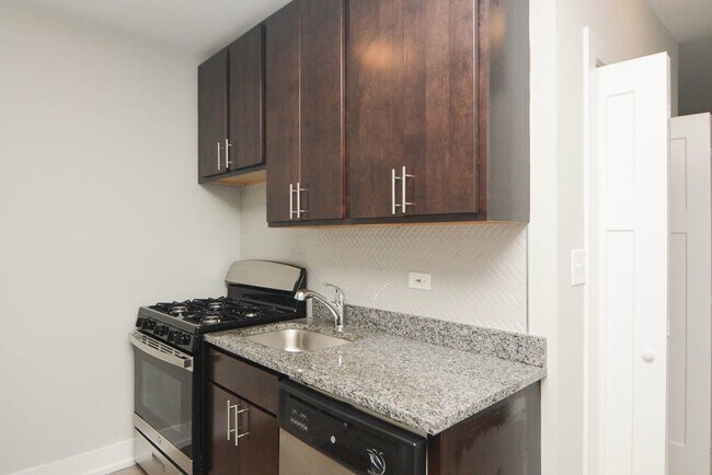 Foto del edificio - 702 W Brompton Ave