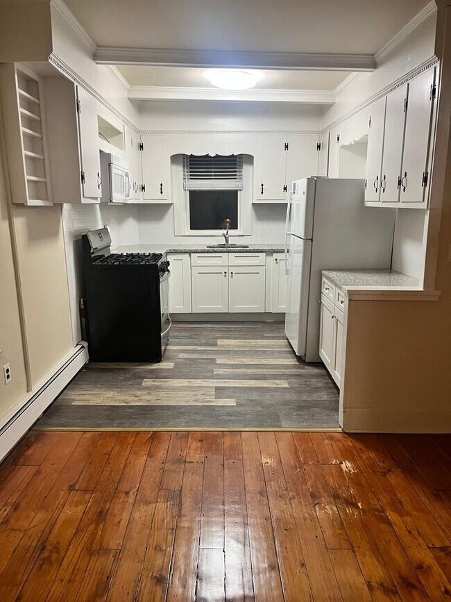 Building Photo - Spacious 2 bedroom in the heart of Montclair!