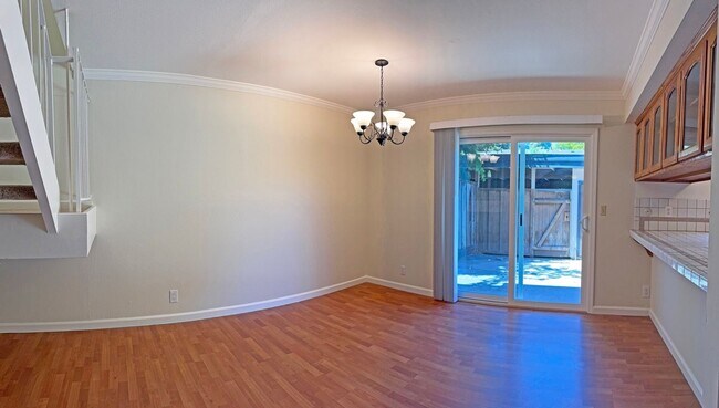 Foto del edificio - Beautifully Updated 3 Bedroom, 2.5 Bathroom Townhome!