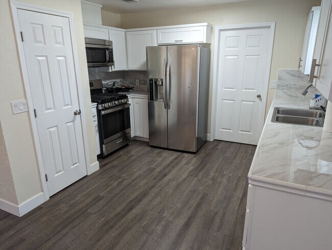 Building Photo - Fully Remodeled 3 Bedroom 2 Bath Home