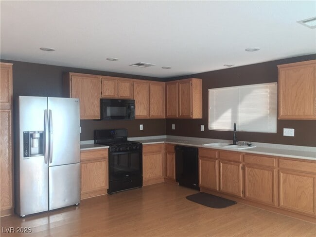 Building Photo - 668 Shadwell St