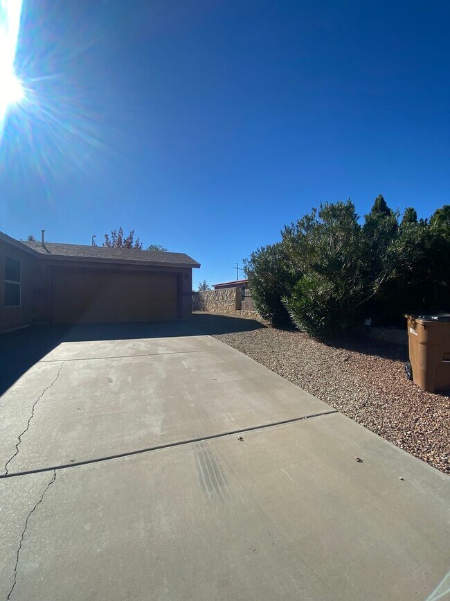 Building Photo - 4 Bedroom, 2 Bathroom House Available Now!