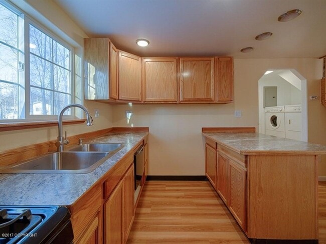 Building Photo - Single Family Home with 1 Bedroom 1 Bathroom