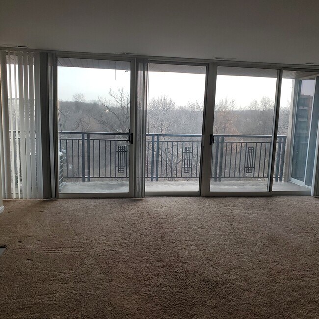 Building Photo - 5950 Oakwood Dr