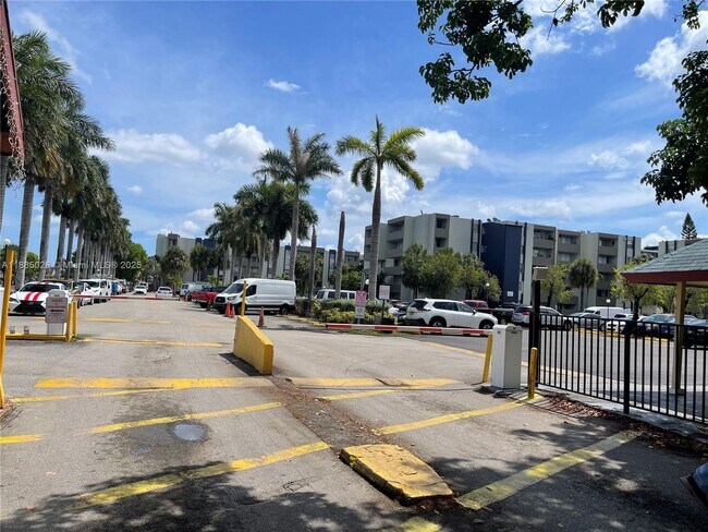 Foto del edificio - 10000 NW 80th Ct