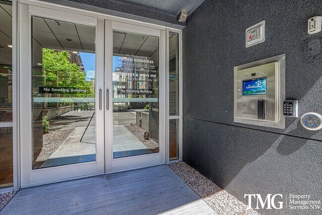 Foto del edificio - Top-Floor 2BD/2BA Condo w/ Stunning Park Views & Utilities Included