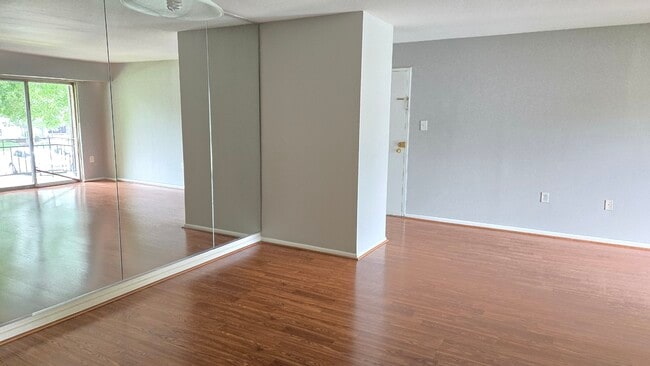 Foto del edificio - 11324 Cherry Hill Rd