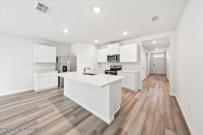 Building Photo - 566 Rembrandt St SE