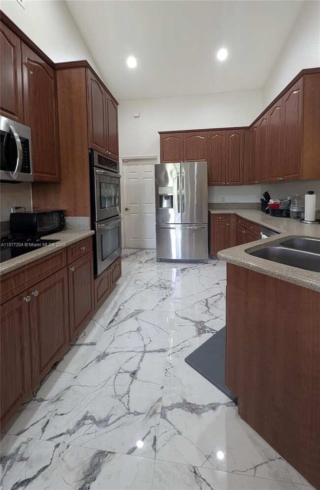 Building Photo - 612 Columbus Blvd S