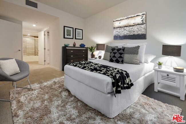 Foto del edificio - 5825 Camerford Ave