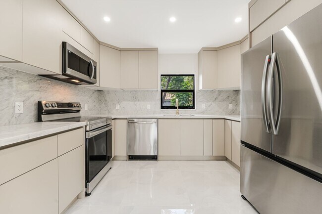 Foto del edificio - Beautifully renovated 4 bed 2 bath home with a large backyard and parking.