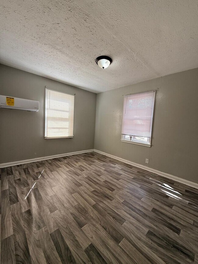 Building Photo - For Rent – 3 Bedroom / 1 Bathroom Home