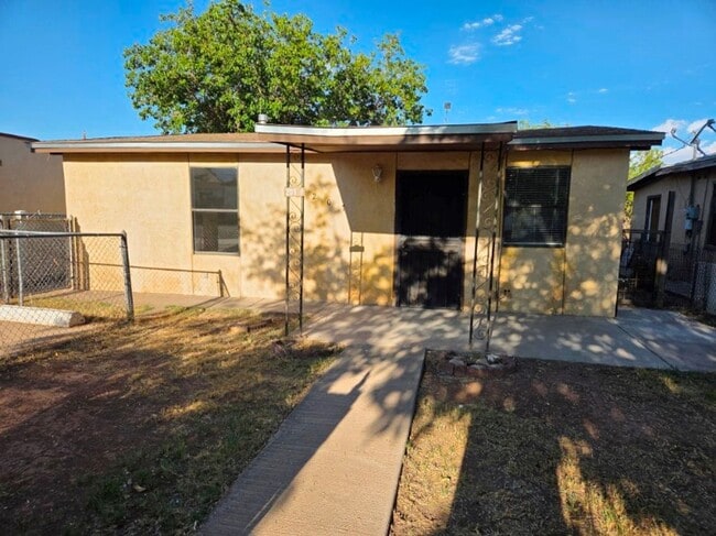 Building Photo - 2 Bdrm/1 Bath Apartment with fenced yard.
