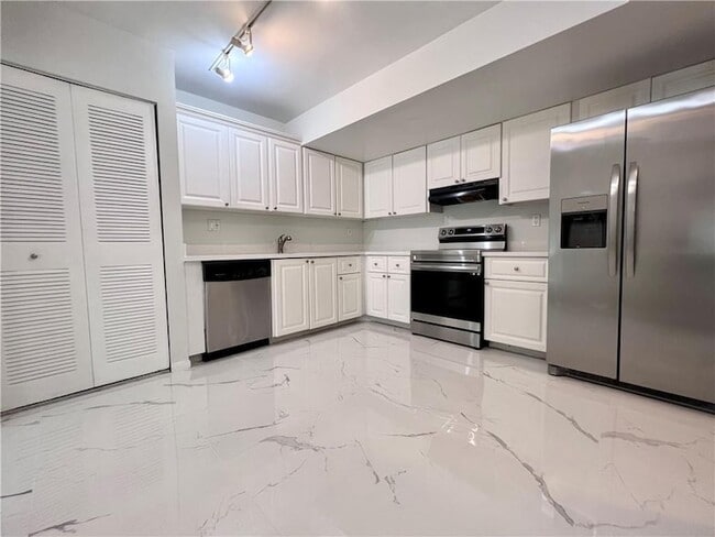 Photo - 701 N Pine Island Rd Apartment