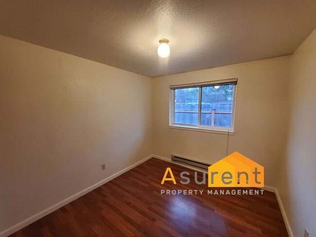 Building Photo - Charming 4-Plex 2 Bedroom 1 Bathroom Unit Available Soon!