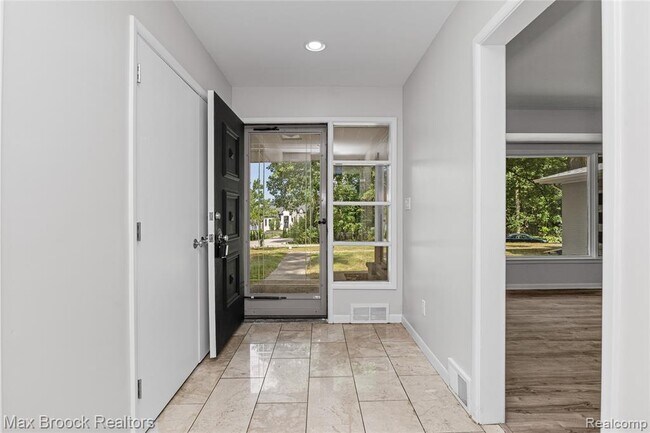 Building Photo - 3988 Lakeland Ln