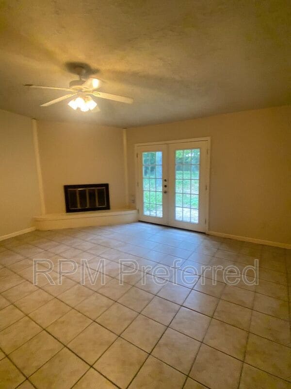 Building Photo - 13111 Maxim Dr