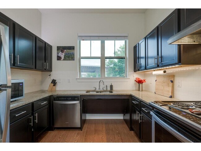 Foto del edificio - 2400 Louis Henna Blvd